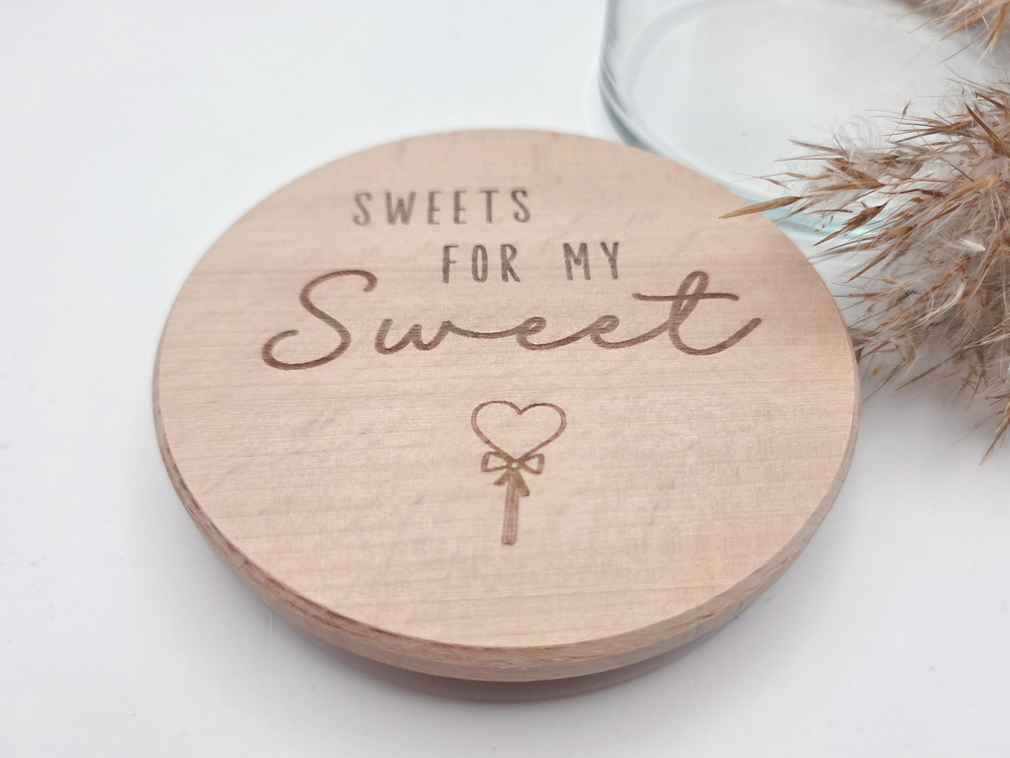 Dekoratives Geschenkglas aus transparentem Glas mit hochwertigem Buchenholzdeckel und liebevoller Lasergravur „Sweets for my Sweet“. Das Glas wird leer geliefert und eignet sich ideal zum individuellen Befüllen mit Süßigkeiten, Pralinen oder kleinen Überraschungen. Zeitloses, minimalistisches Design im Scandi Stil, perfekt als Geschenk zum Valentinstag, Geburtstag, Jahrestag oder für einen Herzensmenschen. Nachhaltig, hochwertig und wiederverwendbar.