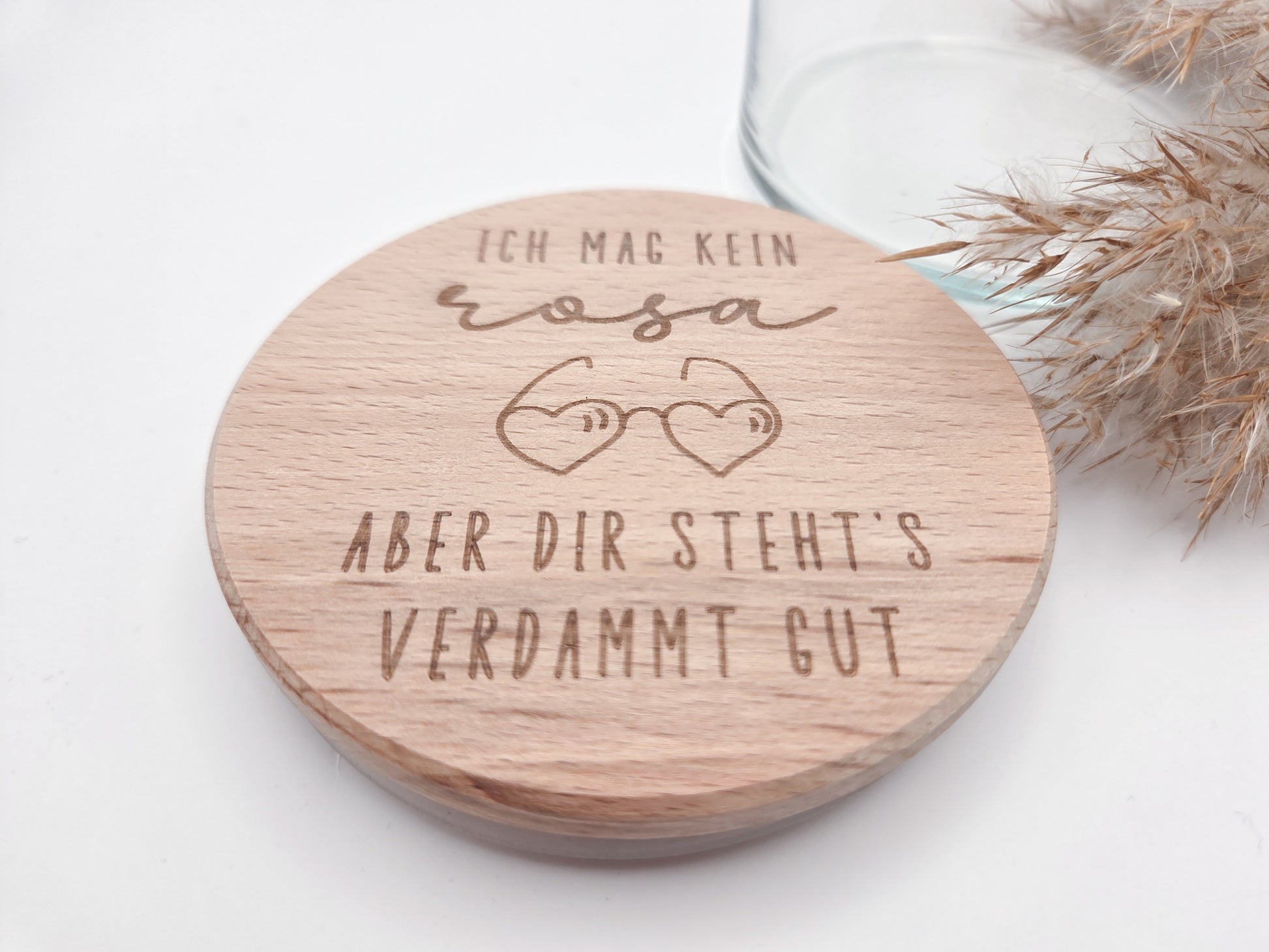 Valentinstag Geschenkglas aus Glas mit graviertem Buchenholzdeckel und humorvollem Liebesspruch, gefüllt mit rosafarbenen Herzschokoladen. Romantisches Geschenk zum Valentinstag für Partner, Freundin, Freund, Ehepartner oder Liebespaar. Hochwertiges Geschenkglas im modernen Scandi Design, handgemacht und dekorativ. Ideal als Liebesgeschenk, Valentinstagsgeschenk, Jahrestagsgeschenk oder kleine Aufmerksamkeit mit Schokolade, Pralinen oder Süßigkeiten. Stilvolle Geschenkidee mit Holzdeckel für Zuhause.