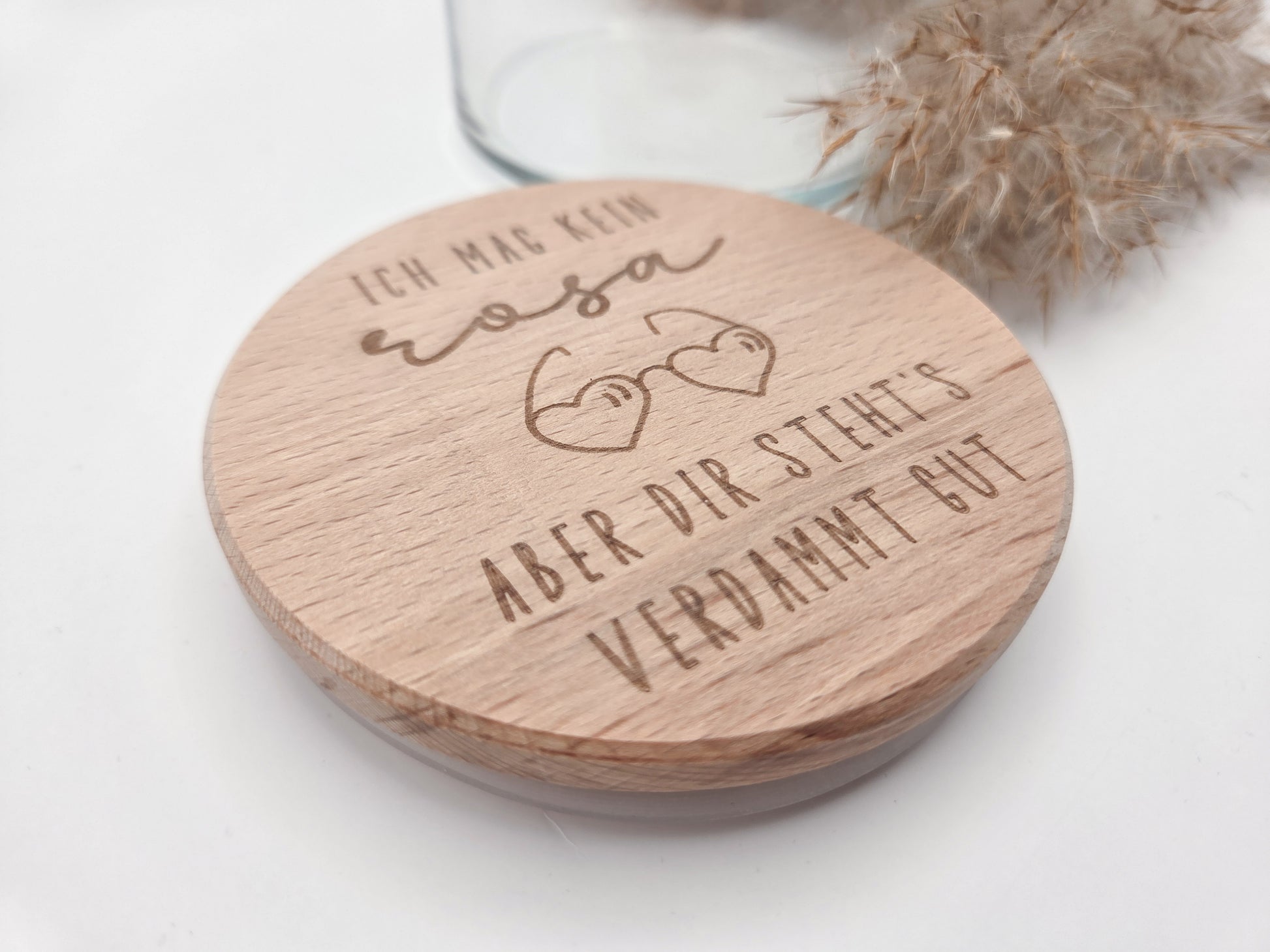 Valentinstag Geschenkglas aus Glas mit graviertem Buchenholzdeckel und humorvollem Liebesspruch, gefüllt mit rosafarbenen Herzschokoladen. Romantisches Geschenk zum Valentinstag für Partner, Freundin, Freund, Ehepartner oder Liebespaar. Hochwertiges Geschenkglas im modernen Scandi Design, handgemacht und dekorativ. Ideal als Liebesgeschenk, Valentinstagsgeschenk, Jahrestagsgeschenk oder kleine Aufmerksamkeit mit Schokolade, Pralinen oder Süßigkeiten. Stilvolle Geschenkidee mit Holzdeckel für Zuhause.