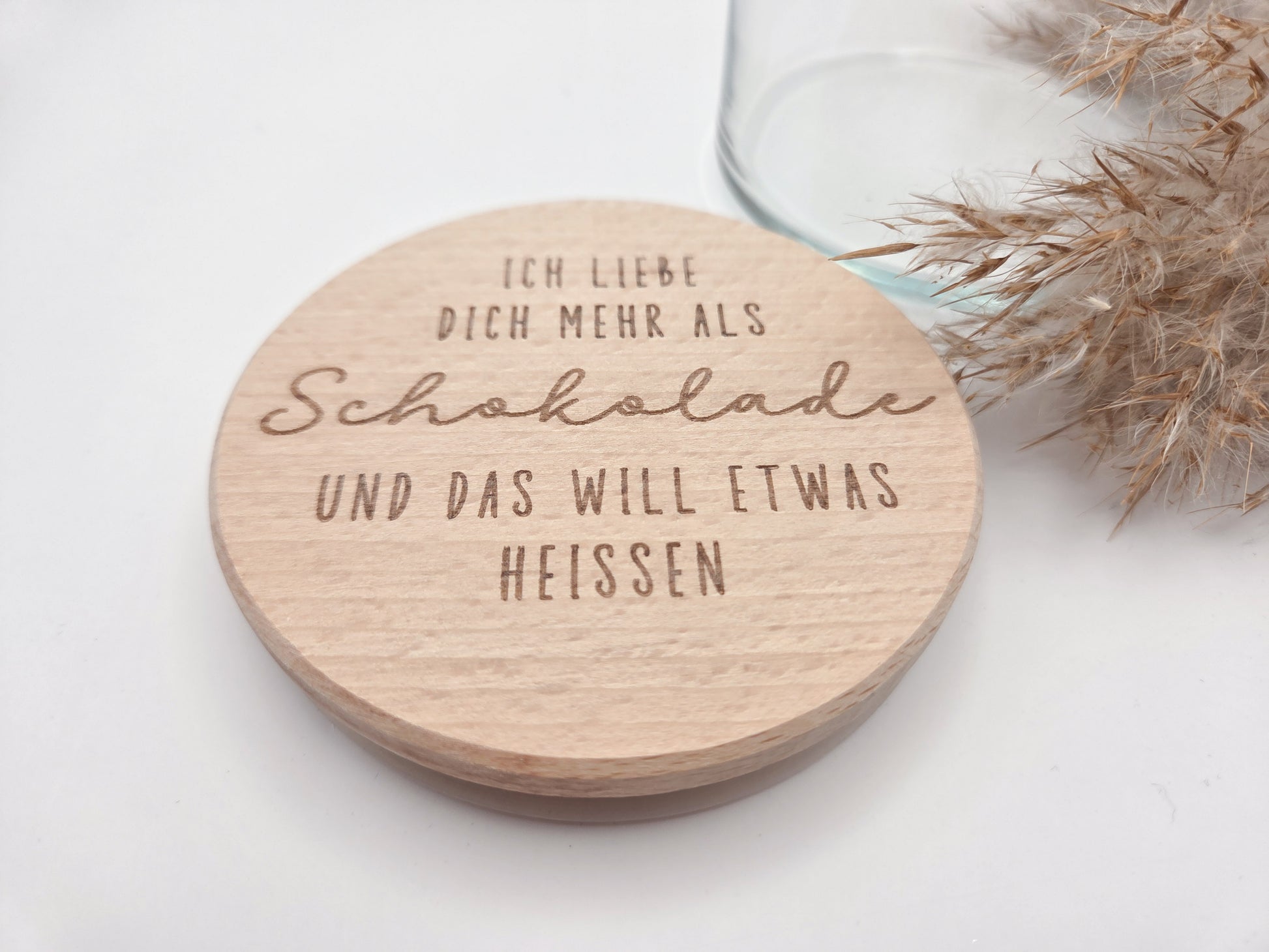geschenkglas holzdeckel, geschenk valentinstag, romantisches geschenk, geschenk für partner, geschenk für freundin, geschenk für freund, liebevolles geschenk mit spruch, graviertes glas, schokoladen geschenk glas, jahrestag geschenk idee, nachhaltiges geschenk, dekoratives glas, scandi geschenk, geschenk für herzensmenschen, personalisierte geschenkidee ohne süßigkeiten