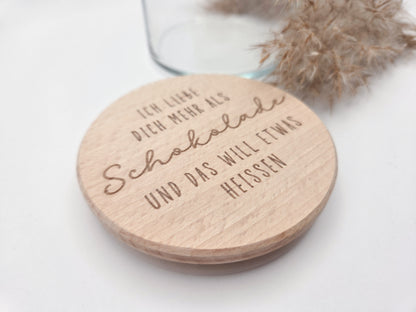 geschenkglas holzdeckel, geschenk valentinstag, romantisches geschenk, geschenk für partner, geschenk für freundin, geschenk für freund, liebevolles geschenk mit spruch, graviertes glas, schokoladen geschenk glas, jahrestag geschenk idee, nachhaltiges geschenk, dekoratives glas, scandi geschenk, geschenk für herzensmenschen, personalisierte geschenkidee ohne süßigkeiten