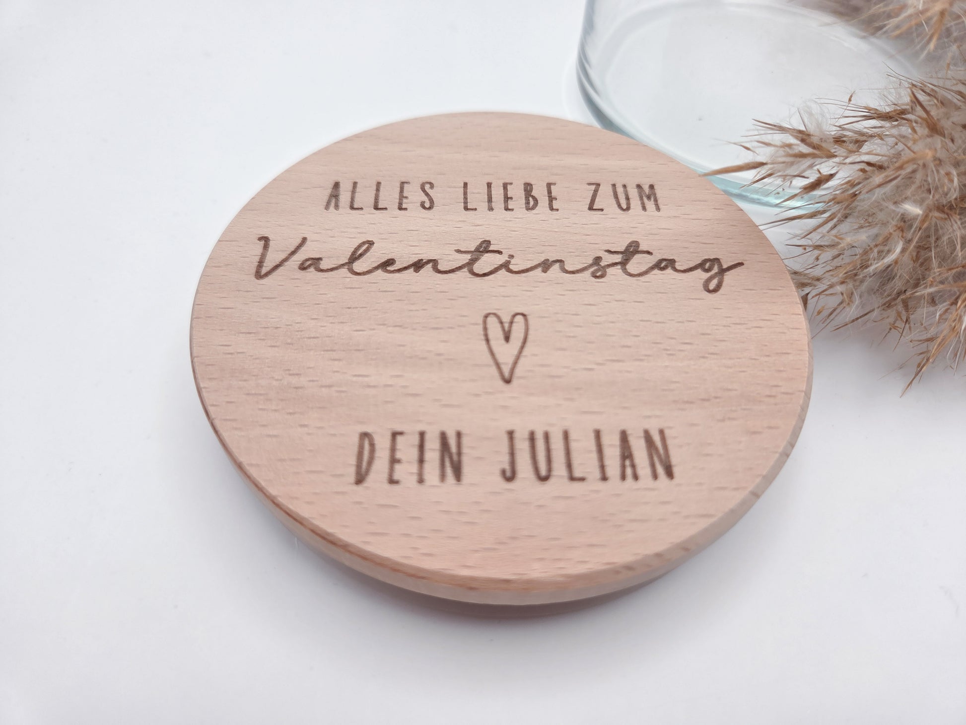 Personalisiertes Geschenkglas zum Valentinstag mit graviertem Holzdeckel und individueller Namensgravur. Hochwertiges Glas gefüllt mit Schokoladenherzen in Rosa, Weiß und Vollmilch, dekorativ angerichtet. Romantisches Valentinstagsgeschenk für Freundin, Geschenk für Freund, Geschenk für Partner oder Ehemann. Personalisiertes Schokoladengeschenk mit Gravur, Liebesgeschenk personalisiert, Geschenkidee Valentinstag, Geschenk für Paare, liebevolle Aufmerksamkeit, handgemachtes Geschenk, hochwertig und einzigart