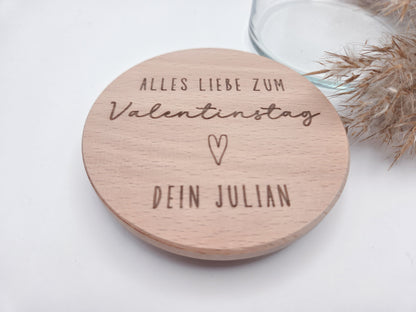 Personalisiertes Geschenkglas zum Valentinstag mit graviertem Holzdeckel und individueller Namensgravur. Hochwertiges Glas gefüllt mit Schokoladenherzen in Rosa, Weiß und Vollmilch, dekorativ angerichtet. Romantisches Valentinstagsgeschenk für Freundin, Geschenk für Freund, Geschenk für Partner oder Ehemann. Personalisiertes Schokoladengeschenk mit Gravur, Liebesgeschenk personalisiert, Geschenkidee Valentinstag, Geschenk für Paare, liebevolle Aufmerksamkeit, handgemachtes Geschenk, hochwertig und einzigart
