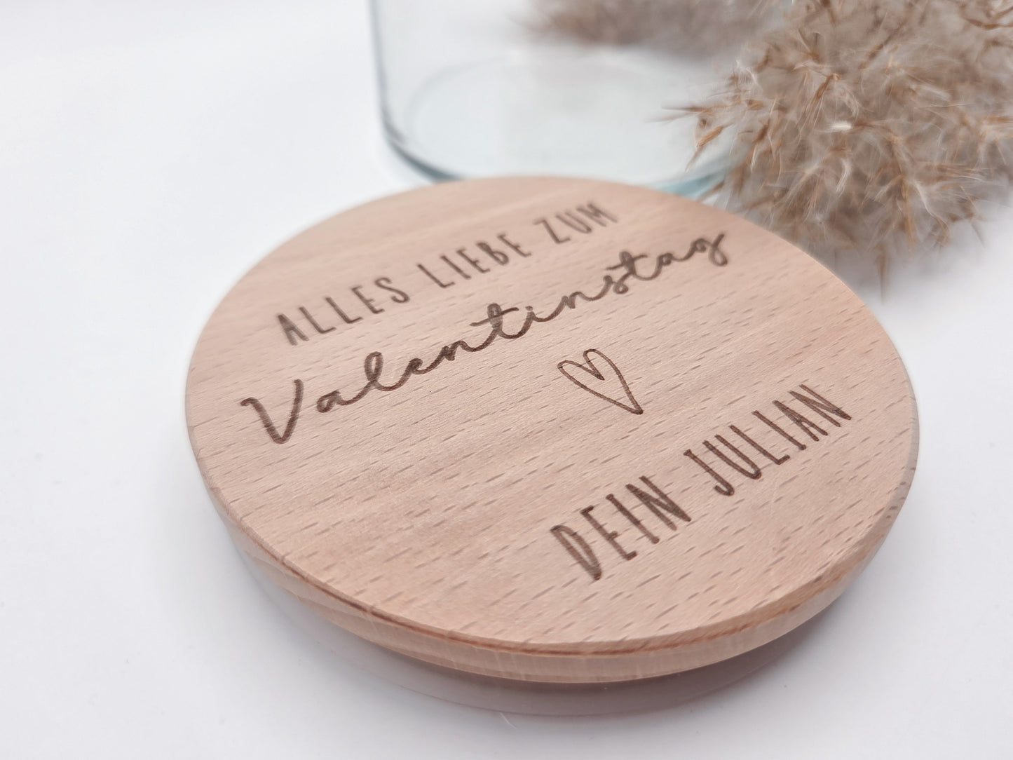 Personalisiertes Geschenkglas zum Valentinstag mit graviertem Holzdeckel und individueller Namensgravur. Hochwertiges Glas gefüllt mit Schokoladenherzen in Rosa, Weiß und Vollmilch, dekorativ angerichtet. Romantisches Valentinstagsgeschenk für Freundin, Geschenk für Freund, Geschenk für Partner oder Ehemann. Personalisiertes Schokoladengeschenk mit Gravur, Liebesgeschenk personalisiert, Geschenkidee Valentinstag, Geschenk für Paare, liebevolle Aufmerksamkeit, handgemachtes Geschenk, hochwertig und einzigart