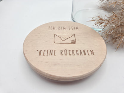 Geschenkglas aus klarem Glas mit hochwertigem Buchenholzdeckel und feiner Lasergravur „Ich bin dein – keine Rückgaben“. Liebevolle Geschenkidee für Partner, Freundin oder Freund, ideal als Valentinstag Geschenk, Jahrestag Geschenk oder kleine Aufmerksamkeit zwischendurch. Das Glas eignet sich perfekt zum Befüllen mit Süßigkeiten, Pralinen oder persönlichen Botschaften. Nachhaltiges Vorratsglas im minimalistischen Scandi Stil. Süßigkeiten nicht enthalten.