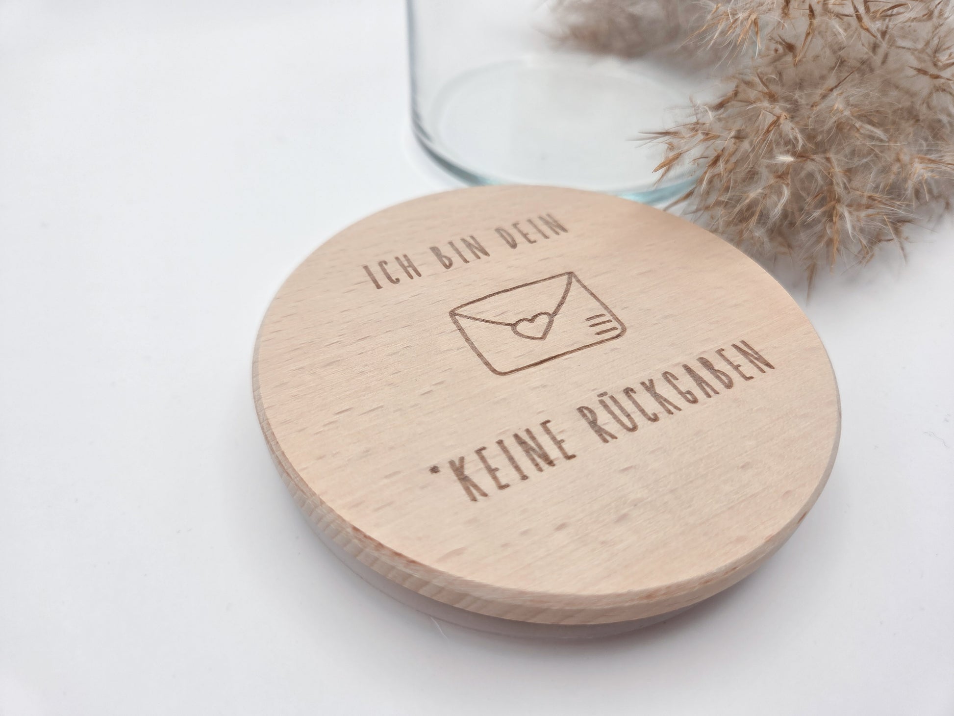 Geschenkglas aus klarem Glas mit hochwertigem Buchenholzdeckel und feiner Lasergravur „Ich bin dein – keine Rückgaben“. Liebevolle Geschenkidee für Partner, Freundin oder Freund, ideal als Valentinstag Geschenk, Jahrestag Geschenk oder kleine Aufmerksamkeit zwischendurch. Das Glas eignet sich perfekt zum Befüllen mit Süßigkeiten, Pralinen oder persönlichen Botschaften. Nachhaltiges Vorratsglas im minimalistischen Scandi Stil. Süßigkeiten nicht enthalten.