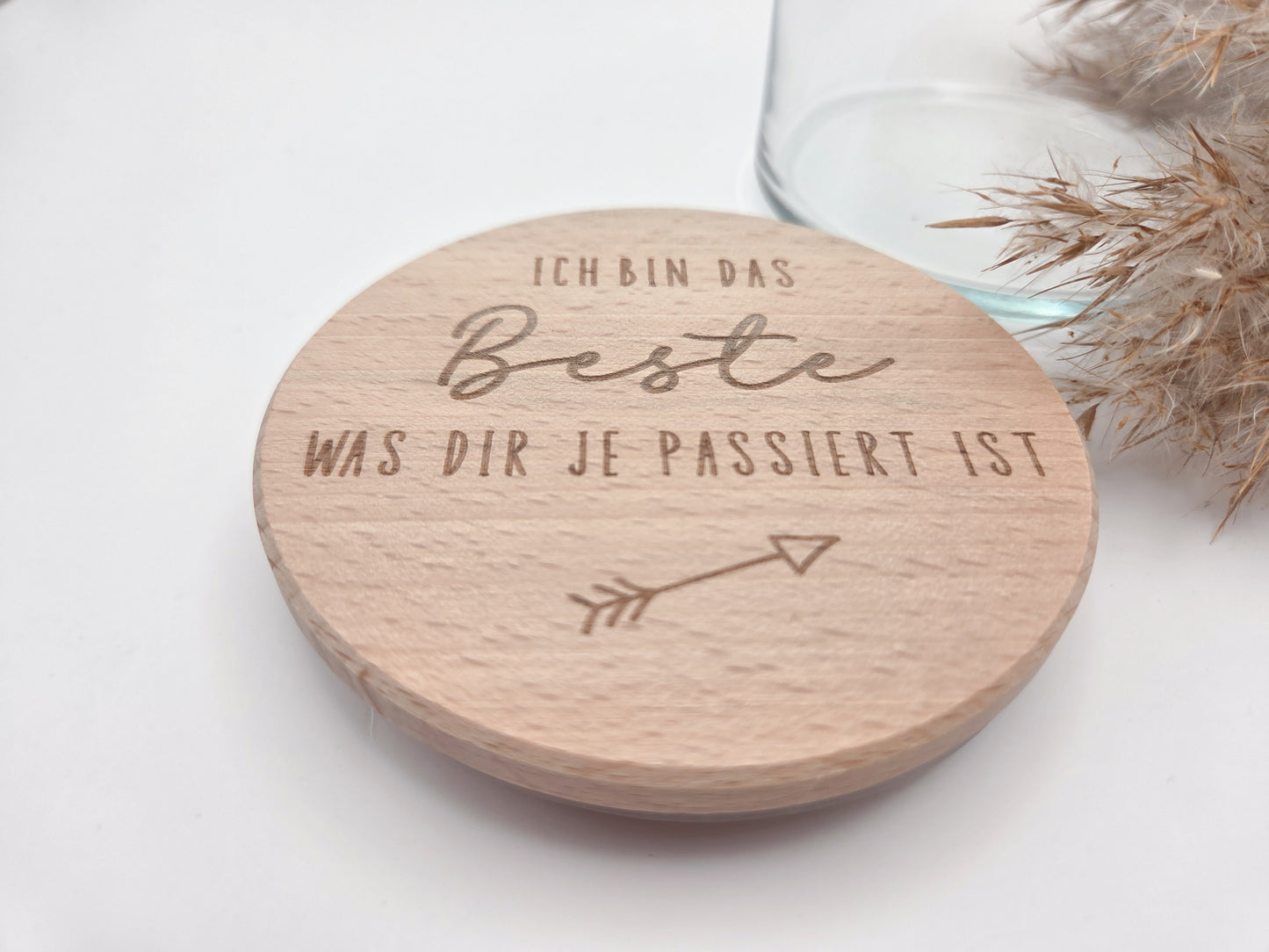 Hochwertiges Geschenkglas aus klarem Glas mit massivem Buchenholzdeckel und feiner Lasergravur „Ich bin das Beste was dir je passiert ist“. Stilvolles Vorratsglas im skandinavischen Design als Geschenkidee für Valentinstag, Geburtstag, Muttertag oder Jahrestag. Modernes Dekoglas zum individuellen Befüllen mit Süßigkeiten, Pralinen oder kleinen Aufmerksamkeiten. Perfektes Geschenk für Lieblingsmensch, Partner, Freundin oder Familie. Süßigkeiten nicht enthalten.