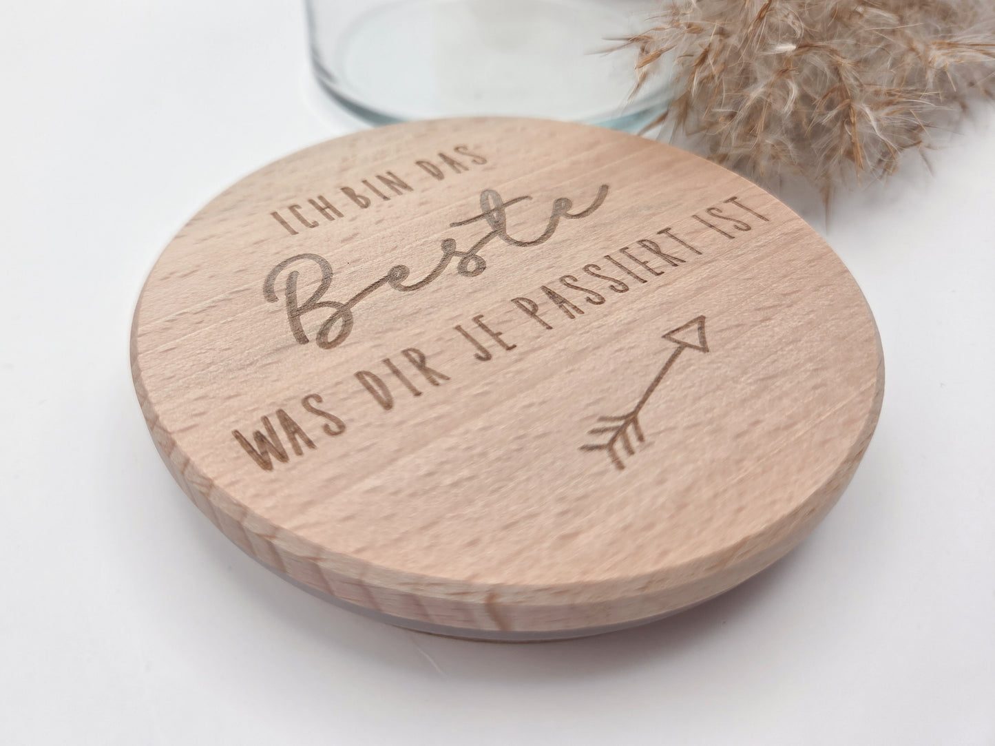 Hochwertiges Geschenkglas aus klarem Glas mit massivem Buchenholzdeckel und feiner Lasergravur „Ich bin das Beste was dir je passiert ist“. Stilvolles Vorratsglas im skandinavischen Design als Geschenkidee für Valentinstag, Geburtstag, Muttertag oder Jahrestag. Modernes Dekoglas zum individuellen Befüllen mit Süßigkeiten, Pralinen oder kleinen Aufmerksamkeiten. Perfektes Geschenk für Lieblingsmensch, Partner, Freundin oder Familie. Süßigkeiten nicht enthalten.