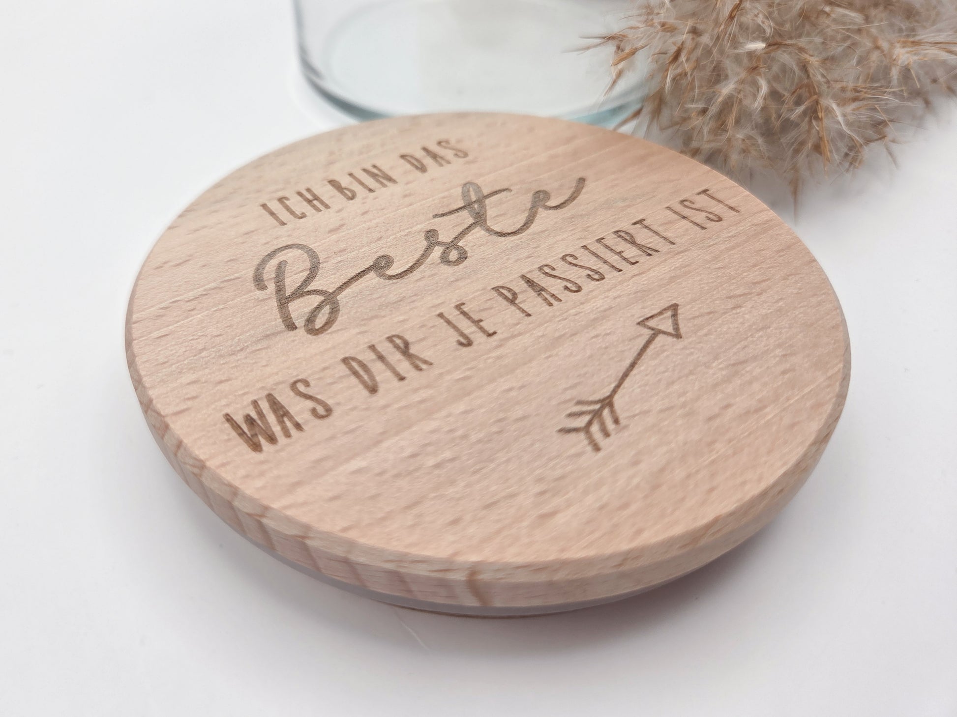 Hochwertiges Geschenkglas aus klarem Glas mit massivem Buchenholzdeckel und feiner Lasergravur „Ich bin das Beste was dir je passiert ist“. Stilvolles Vorratsglas im skandinavischen Design als Geschenkidee für Valentinstag, Geburtstag, Muttertag oder Jahrestag. Modernes Dekoglas zum individuellen Befüllen mit Süßigkeiten, Pralinen oder kleinen Aufmerksamkeiten. Perfektes Geschenk für Lieblingsmensch, Partner, Freundin oder Familie. Süßigkeiten nicht enthalten.