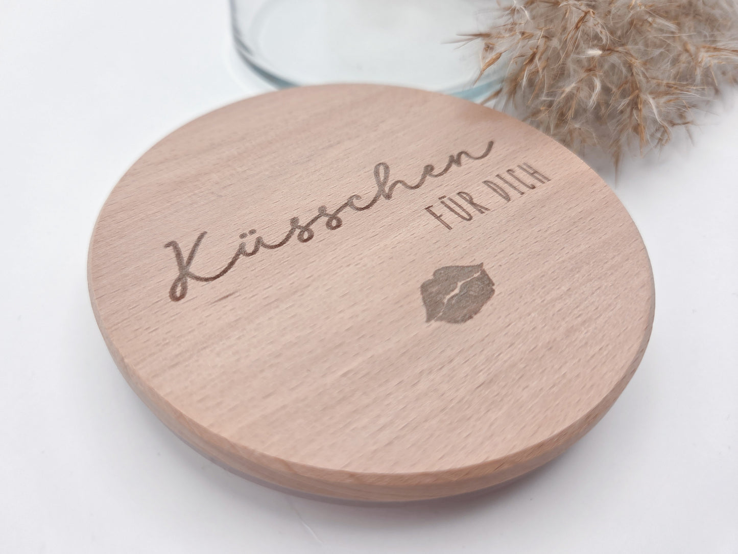 Dekoratives Geschenkglas aus klarem Glas mit hochwertigem Buchenholzdeckel und feiner Gravur „Küsschen für dich“. Das minimalistische Design im Scandi-Stil macht das Glas zu einer liebevollen Geschenkidee für Valentinstag, Muttertag, Geburtstag oder als kleine Aufmerksamkeit für Herzensmenschen. Ideal zum individuellen Befüllen mit Süßigkeiten oder Botschaften. Die abgebildeten Süßigkeiten sind Dekoration und nicht im Lieferumfang enthalten.v
