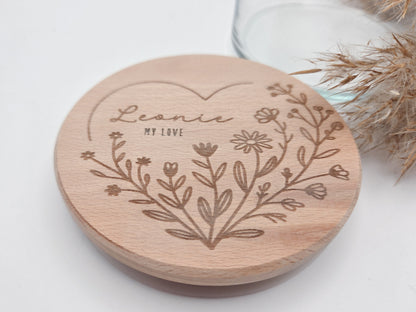 Personalisiertes Geschenkglas mit graviertem Holzdeckel und floraler Lasergravur im Scandi-Stil, liebevolle Geschenkidee für Valentinstag, Muttertag oder Vatertag