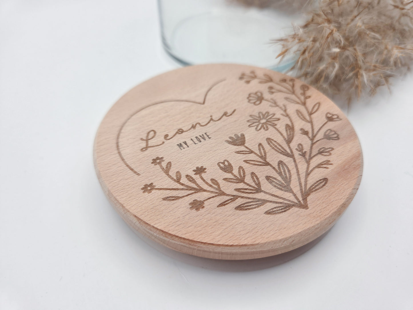 Personalisiertes Geschenkglas mit graviertem Holzdeckel und floraler Lasergravur im Scandi-Stil, liebevolle Geschenkidee für Valentinstag, Muttertag oder Vatertag