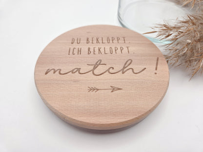 Geschenkglas aus hochwertigem Glas mit Buchenholzdeckel und Lasergravur „Du bekloppt. Ich bekloppt. Match!“. Lustiges Geschenk für Paare, Valentinstag Geschenk, Geschenk für Freund oder Freundin, Herzensmensch Geschenk oder Freundschaftsgeschenk. Modernes skandinavisches Design, natürlich und zeitlos. Ideal als Deko Glas zum Befüllen mit Süßigkeiten, Gutscheinen oder kleinen Botschaften. Handgemachtes Geschenk aus Holz, Süßigkeiten nicht enthalten.