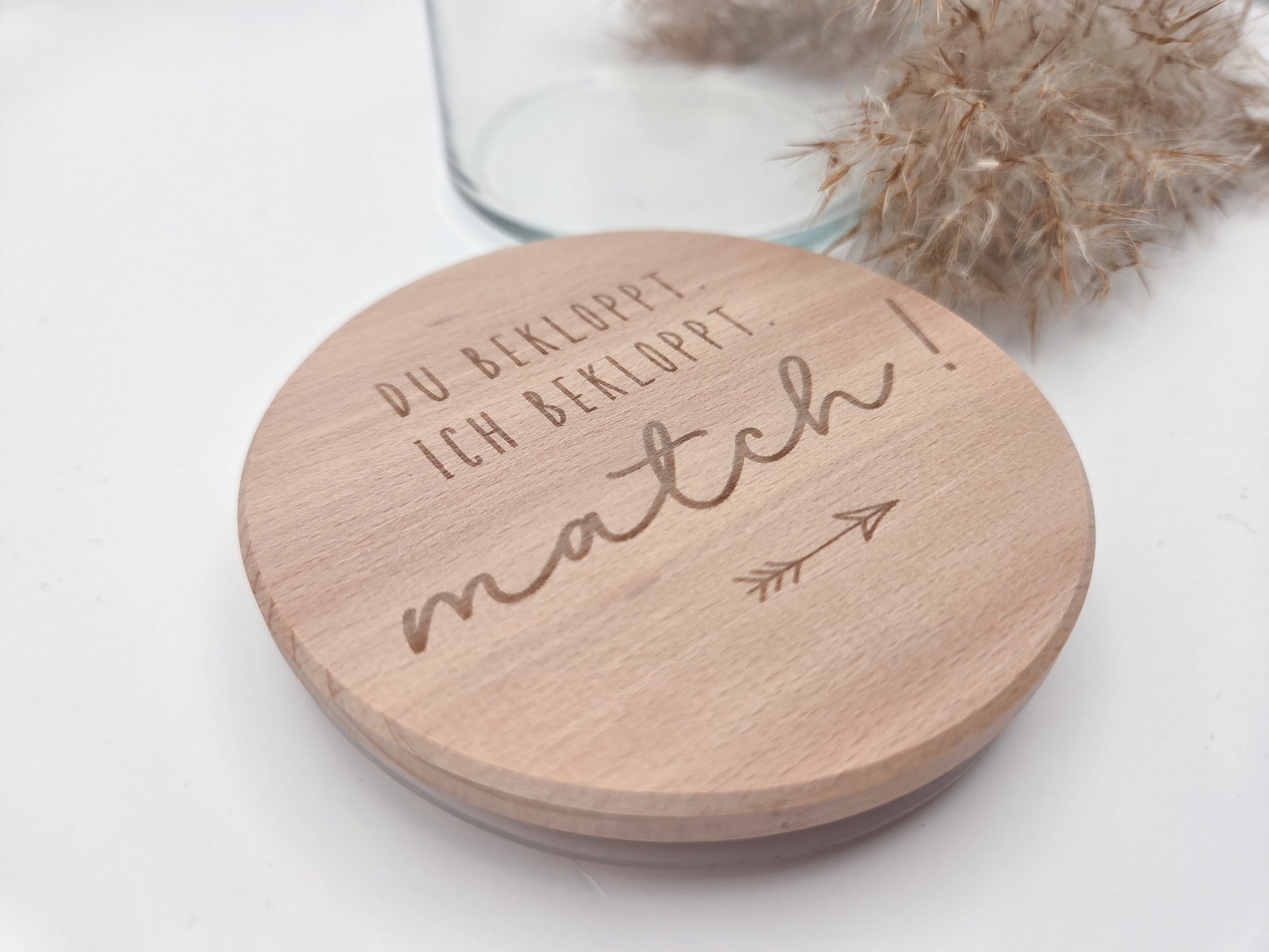 Geschenkglas aus hochwertigem Glas mit Buchenholzdeckel und Lasergravur „Du bekloppt. Ich bekloppt. Match!“. Lustiges Geschenk für Paare, Valentinstag Geschenk, Geschenk für Freund oder Freundin, Herzensmensch Geschenk oder Freundschaftsgeschenk. Modernes skandinavisches Design, natürlich und zeitlos. Ideal als Deko Glas zum Befüllen mit Süßigkeiten, Gutscheinen oder kleinen Botschaften. Handgemachtes Geschenk aus Holz, Süßigkeiten nicht enthalten.