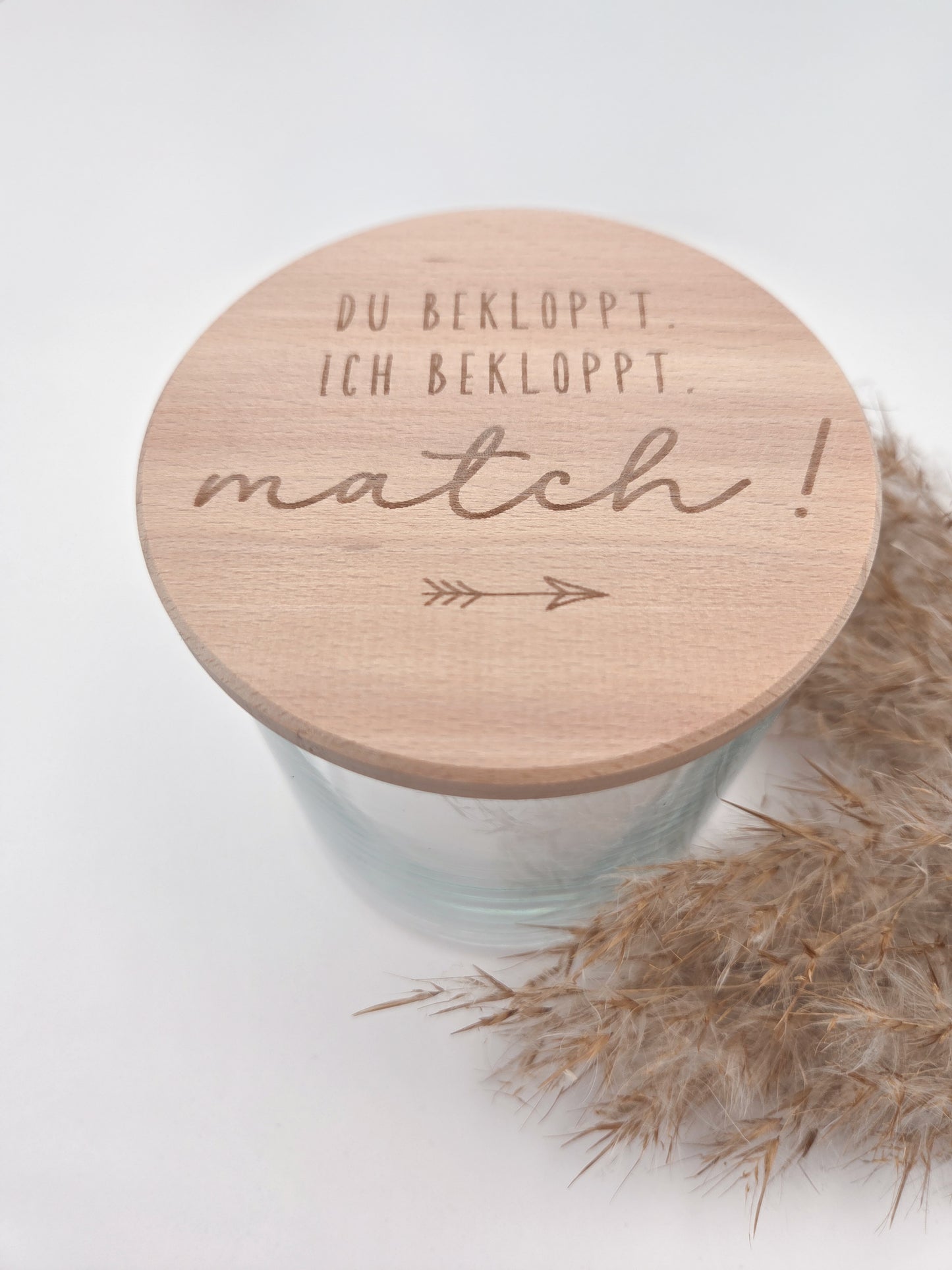 Geschenkglas aus hochwertigem Glas mit Buchenholzdeckel und Lasergravur „Du bekloppt. Ich bekloppt. Match!“. Lustiges Geschenk für Paare, Valentinstag Geschenk, Geschenk für Freund oder Freundin, Herzensmensch Geschenk oder Freundschaftsgeschenk. Modernes skandinavisches Design, natürlich und zeitlos. Ideal als Deko Glas zum Befüllen mit Süßigkeiten, Gutscheinen oder kleinen Botschaften. Handgemachtes Geschenk aus Holz, Süßigkeiten nicht enthalten.