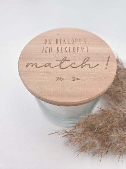 Geschenkglas aus hochwertigem Glas mit Buchenholzdeckel und Lasergravur „Du bekloppt. Ich bekloppt. Match!“. Lustiges Geschenk für Paare, Valentinstag Geschenk, Geschenk für Freund oder Freundin, Herzensmensch Geschenk oder Freundschaftsgeschenk. Modernes skandinavisches Design, natürlich und zeitlos. Ideal als Deko Glas zum Befüllen mit Süßigkeiten, Gutscheinen oder kleinen Botschaften. Handgemachtes Geschenk aus Holz, Süßigkeiten nicht enthalten.