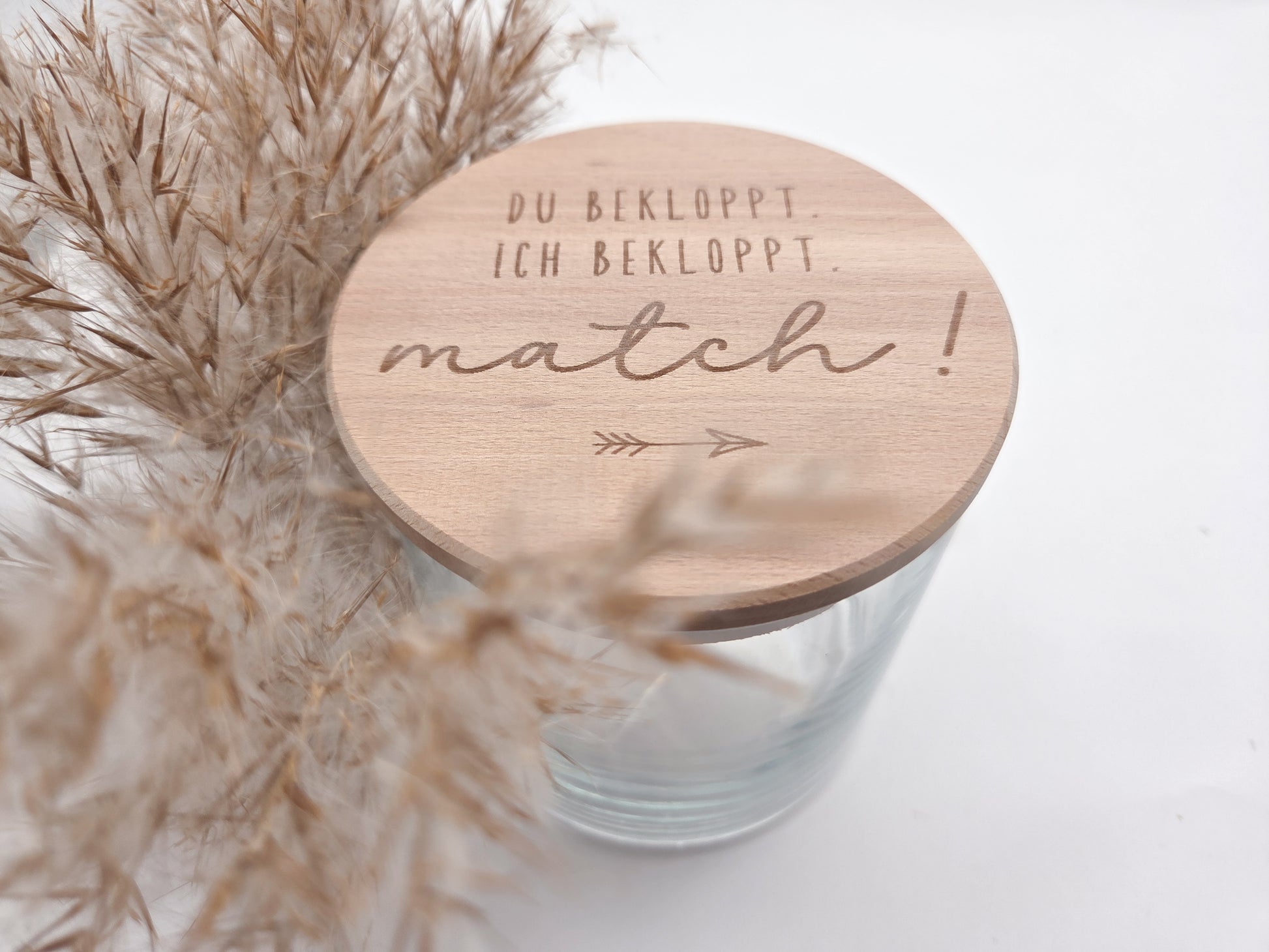 Geschenkglas aus hochwertigem Glas mit Buchenholzdeckel und Lasergravur „Du bekloppt. Ich bekloppt. Match!“. Lustiges Geschenk für Paare, Valentinstag Geschenk, Geschenk für Freund oder Freundin, Herzensmensch Geschenk oder Freundschaftsgeschenk. Modernes skandinavisches Design, natürlich und zeitlos. Ideal als Deko Glas zum Befüllen mit Süßigkeiten, Gutscheinen oder kleinen Botschaften. Handgemachtes Geschenk aus Holz, Süßigkeiten nicht enthalten.