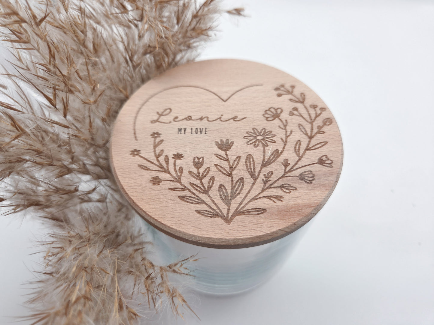 Personalisiertes Geschenkglas mit graviertem Holzdeckel und floraler Lasergravur im Scandi-Stil, liebevolle Geschenkidee für Valentinstag, Muttertag oder Vatertag
