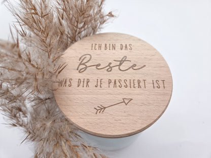 Hochwertiges Geschenkglas aus klarem Glas mit massivem Buchenholzdeckel und feiner Lasergravur „Ich bin das Beste was dir je passiert ist“. Stilvolles Vorratsglas im skandinavischen Design als Geschenkidee für Valentinstag, Geburtstag, Muttertag oder Jahrestag. Modernes Dekoglas zum individuellen Befüllen mit Süßigkeiten, Pralinen oder kleinen Aufmerksamkeiten. Perfektes Geschenk für Lieblingsmensch, Partner, Freundin oder Familie. Süßigkeiten nicht enthalten.