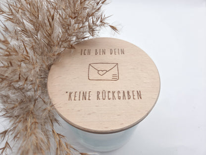 Geschenkglas aus klarem Glas mit hochwertigem Buchenholzdeckel und feiner Lasergravur „Ich bin dein – keine Rückgaben“. Liebevolle Geschenkidee für Partner, Freundin oder Freund, ideal als Valentinstag Geschenk, Jahrestag Geschenk oder kleine Aufmerksamkeit zwischendurch. Das Glas eignet sich perfekt zum Befüllen mit Süßigkeiten, Pralinen oder persönlichen Botschaften. Nachhaltiges Vorratsglas im minimalistischen Scandi Stil. Süßigkeiten nicht enthalten.