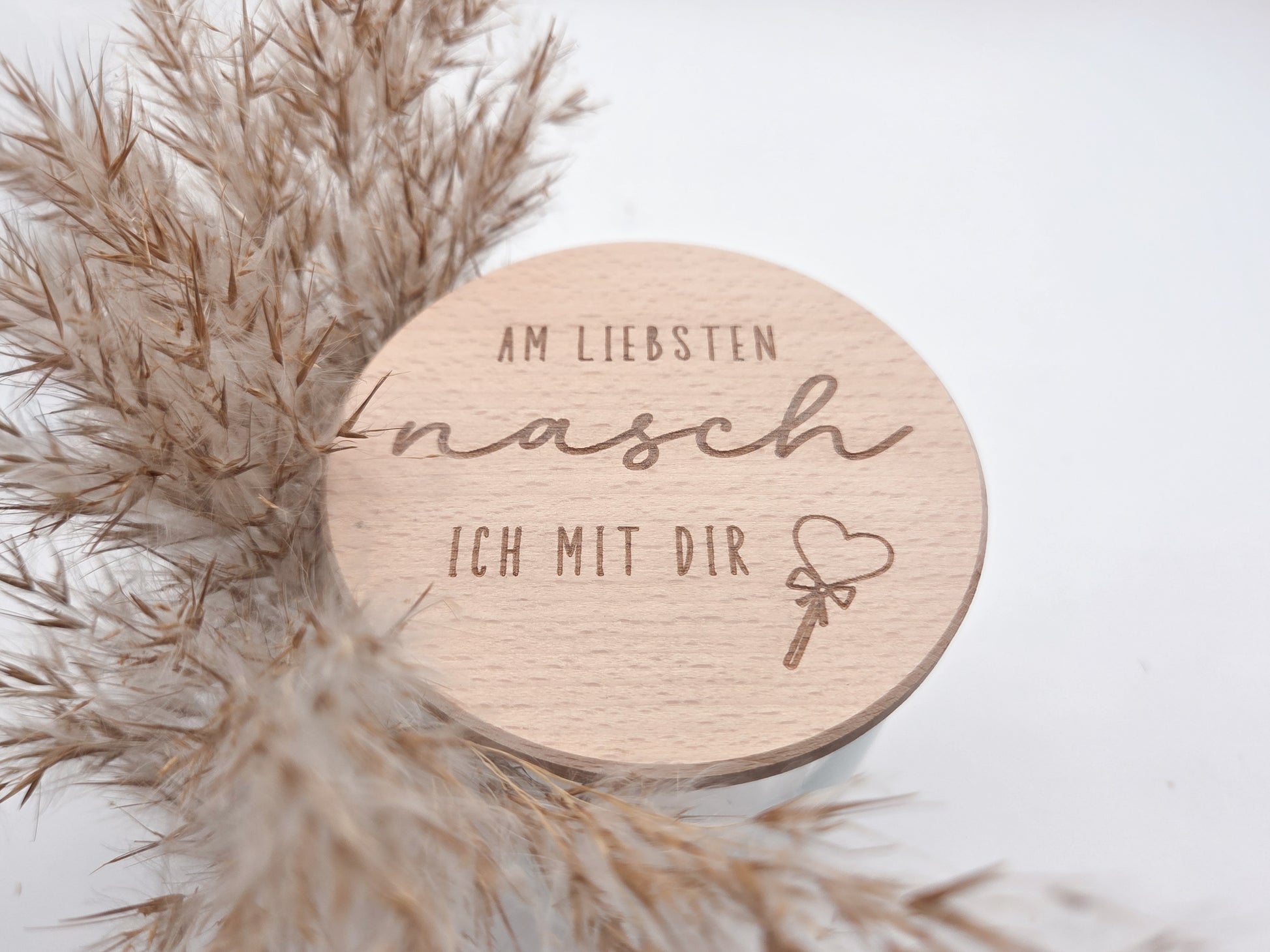 Personalisiertes Geschenkglas mit graviertem Holzdeckel als liebevolle Geschenkidee zum Valentinstag, Muttertag oder Vatertag