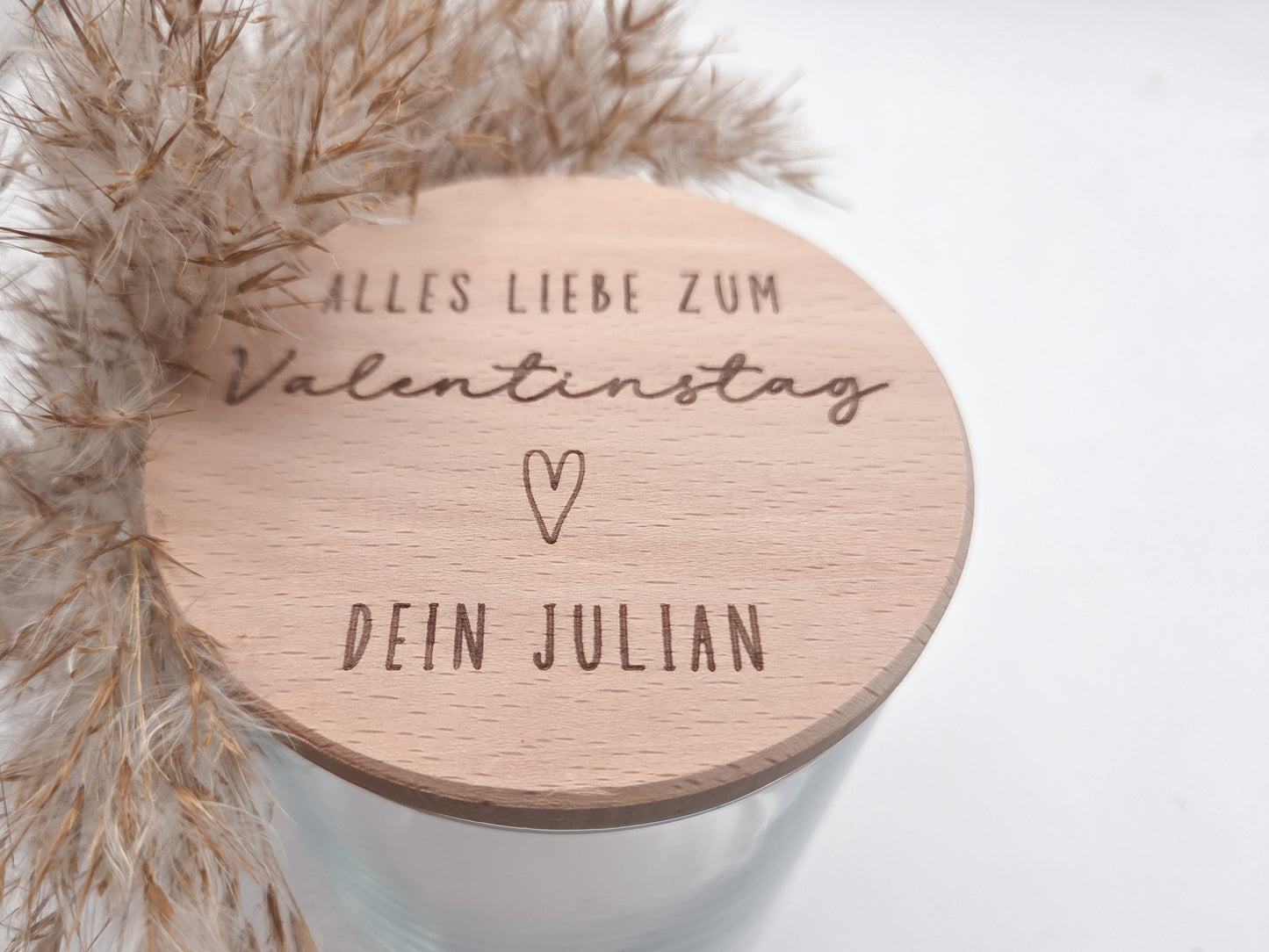 Personalisiertes Geschenkglas zum Valentinstag mit graviertem Holzdeckel und individueller Namensgravur. Hochwertiges Glas gefüllt mit Schokoladenherzen in Rosa, Weiß und Vollmilch, dekorativ angerichtet. Romantisches Valentinstagsgeschenk für Freundin, Geschenk für Freund, Geschenk für Partner oder Ehemann. Personalisiertes Schokoladengeschenk mit Gravur, Liebesgeschenk personalisiert, Geschenkidee Valentinstag, Geschenk für Paare, liebevolle Aufmerksamkeit, handgemachtes Geschenk, hochwertig und einzigart