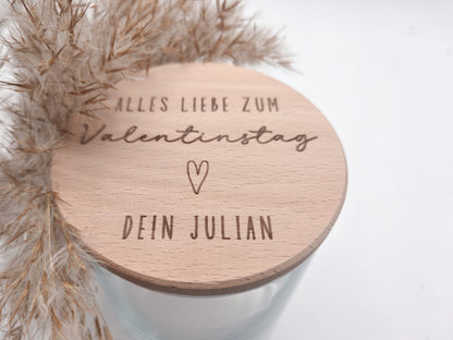 Personalisiertes Geschenkglas zum Valentinstag mit graviertem Holzdeckel und individueller Namensgravur. Hochwertiges Glas gefüllt mit Schokoladenherzen in Rosa, Weiß und Vollmilch, dekorativ angerichtet. Romantisches Valentinstagsgeschenk für Freundin, Geschenk für Freund, Geschenk für Partner oder Ehemann. Personalisiertes Schokoladengeschenk mit Gravur, Liebesgeschenk personalisiert, Geschenkidee Valentinstag, Geschenk für Paare, liebevolle Aufmerksamkeit, handgemachtes Geschenk, hochwertig und einzigart