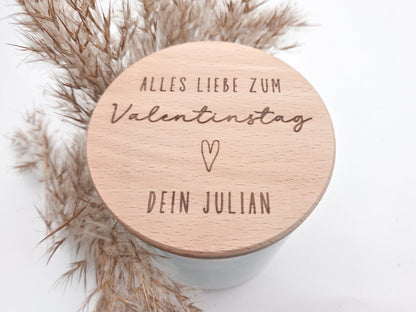 Personalisiertes Geschenkglas zum Valentinstag mit graviertem Holzdeckel und individueller Namensgravur. Hochwertiges Glas gefüllt mit Schokoladenherzen in Rosa, Weiß und Vollmilch, dekorativ angerichtet. Romantisches Valentinstagsgeschenk für Freundin, Geschenk für Freund, Geschenk für Partner oder Ehemann. Personalisiertes Schokoladengeschenk mit Gravur, Liebesgeschenk personalisiert, Geschenkidee Valentinstag, Geschenk für Paare, liebevolle Aufmerksamkeit, handgemachtes Geschenk, hochwertig und einzigart