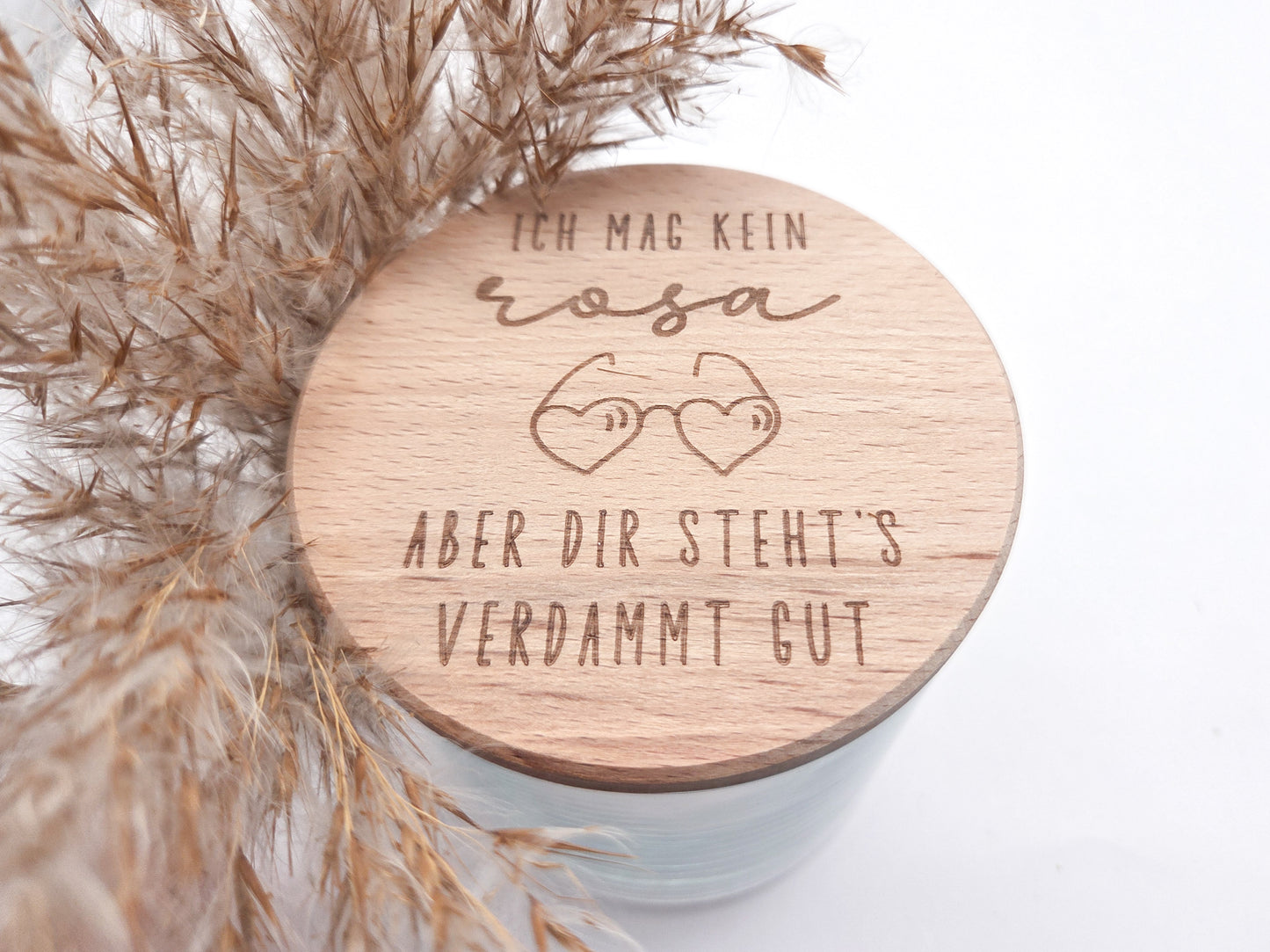 Valentinstag Geschenkglas aus Glas mit graviertem Buchenholzdeckel und humorvollem Liebesspruch, gefüllt mit rosafarbenen Herzschokoladen. Romantisches Geschenk zum Valentinstag für Partner, Freundin, Freund, Ehepartner oder Liebespaar. Hochwertiges Geschenkglas im modernen Scandi Design, handgemacht und dekorativ. Ideal als Liebesgeschenk, Valentinstagsgeschenk, Jahrestagsgeschenk oder kleine Aufmerksamkeit mit Schokolade, Pralinen oder Süßigkeiten. Stilvolle Geschenkidee mit Holzdeckel für Zuhause.