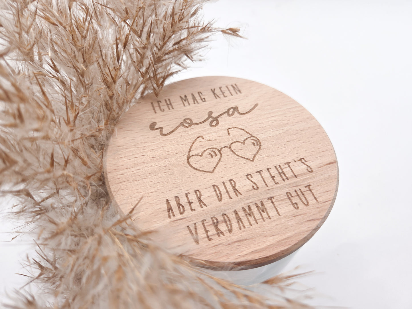Valentinstag Geschenkglas aus Glas mit graviertem Buchenholzdeckel und humorvollem Liebesspruch, gefüllt mit rosafarbenen Herzschokoladen. Romantisches Geschenk zum Valentinstag für Partner, Freundin, Freund, Ehepartner oder Liebespaar. Hochwertiges Geschenkglas im modernen Scandi Design, handgemacht und dekorativ. Ideal als Liebesgeschenk, Valentinstagsgeschenk, Jahrestagsgeschenk oder kleine Aufmerksamkeit mit Schokolade, Pralinen oder Süßigkeiten. Stilvolle Geschenkidee mit Holzdeckel für Zuhause.
