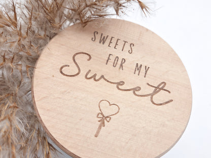Dekoratives Geschenkglas aus transparentem Glas mit hochwertigem Buchenholzdeckel und liebevoller Lasergravur „Sweets for my Sweet“. Das Glas wird leer geliefert und eignet sich ideal zum individuellen Befüllen mit Süßigkeiten, Pralinen oder kleinen Überraschungen. Zeitloses, minimalistisches Design im Scandi Stil, perfekt als Geschenk zum Valentinstag, Geburtstag, Jahrestag oder für einen Herzensmenschen. Nachhaltig, hochwertig und wiederverwendbar.