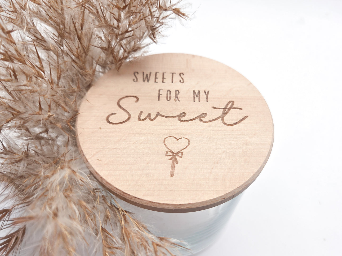 Dekoratives Geschenkglas aus transparentem Glas mit hochwertigem Buchenholzdeckel und liebevoller Lasergravur „Sweets for my Sweet“. Das Glas wird leer geliefert und eignet sich ideal zum individuellen Befüllen mit Süßigkeiten, Pralinen oder kleinen Überraschungen. Zeitloses, minimalistisches Design im Scandi Stil, perfekt als Geschenk zum Valentinstag, Geburtstag, Jahrestag oder für einen Herzensmenschen. Nachhaltig, hochwertig und wiederverwendbar.