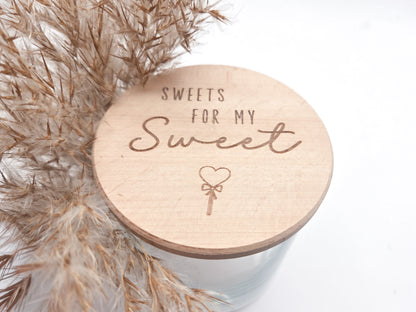 Dekoratives Geschenkglas aus transparentem Glas mit hochwertigem Buchenholzdeckel und liebevoller Lasergravur „Sweets for my Sweet“. Das Glas wird leer geliefert und eignet sich ideal zum individuellen Befüllen mit Süßigkeiten, Pralinen oder kleinen Überraschungen. Zeitloses, minimalistisches Design im Scandi Stil, perfekt als Geschenk zum Valentinstag, Geburtstag, Jahrestag oder für einen Herzensmenschen. Nachhaltig, hochwertig und wiederverwendbar.