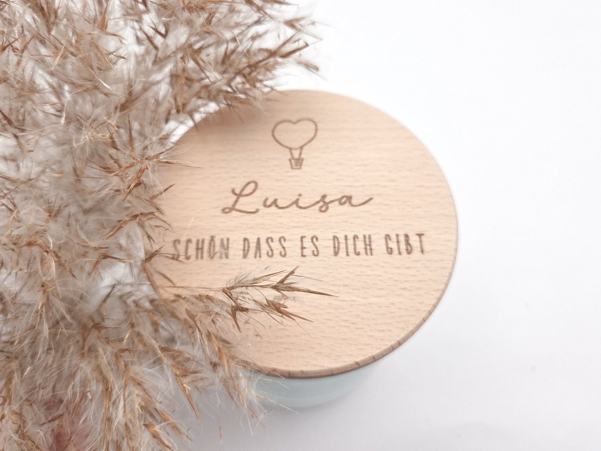 personalisiertes Geschenkglas, Geschenk mit Gravur, Valentinstagsgeschenk personalisiert, Muttertag Geschenk Idee, Vatertag Geschenk personalisiert, Geschenk für Arbeitskollegen, Dankeschön Geschenk, Schokoladengeschenk, Glas mit Holzdeckel, Geschenk mit Namen, nachhaltiges Geschenk, handgemachtes Geschenk, Leo&Lu Geschenkidee, persönliches Mitbringsel