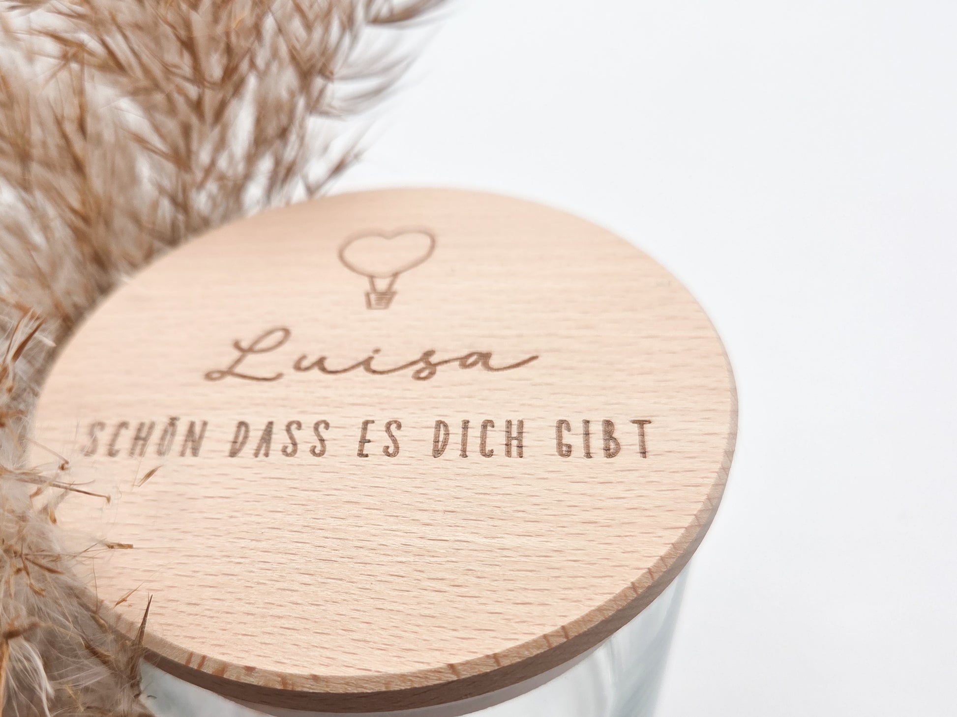 personalisiertes Geschenkglas, Geschenk mit Gravur, Valentinstagsgeschenk personalisiert, Muttertag Geschenk Idee, Vatertag Geschenk personalisiert, Geschenk für Arbeitskollegen, Dankeschön Geschenk, Schokoladengeschenk, Glas mit Holzdeckel, Geschenk mit Namen, nachhaltiges Geschenk, handgemachtes Geschenk, Leo&Lu Geschenkidee, persönliches Mitbringsel