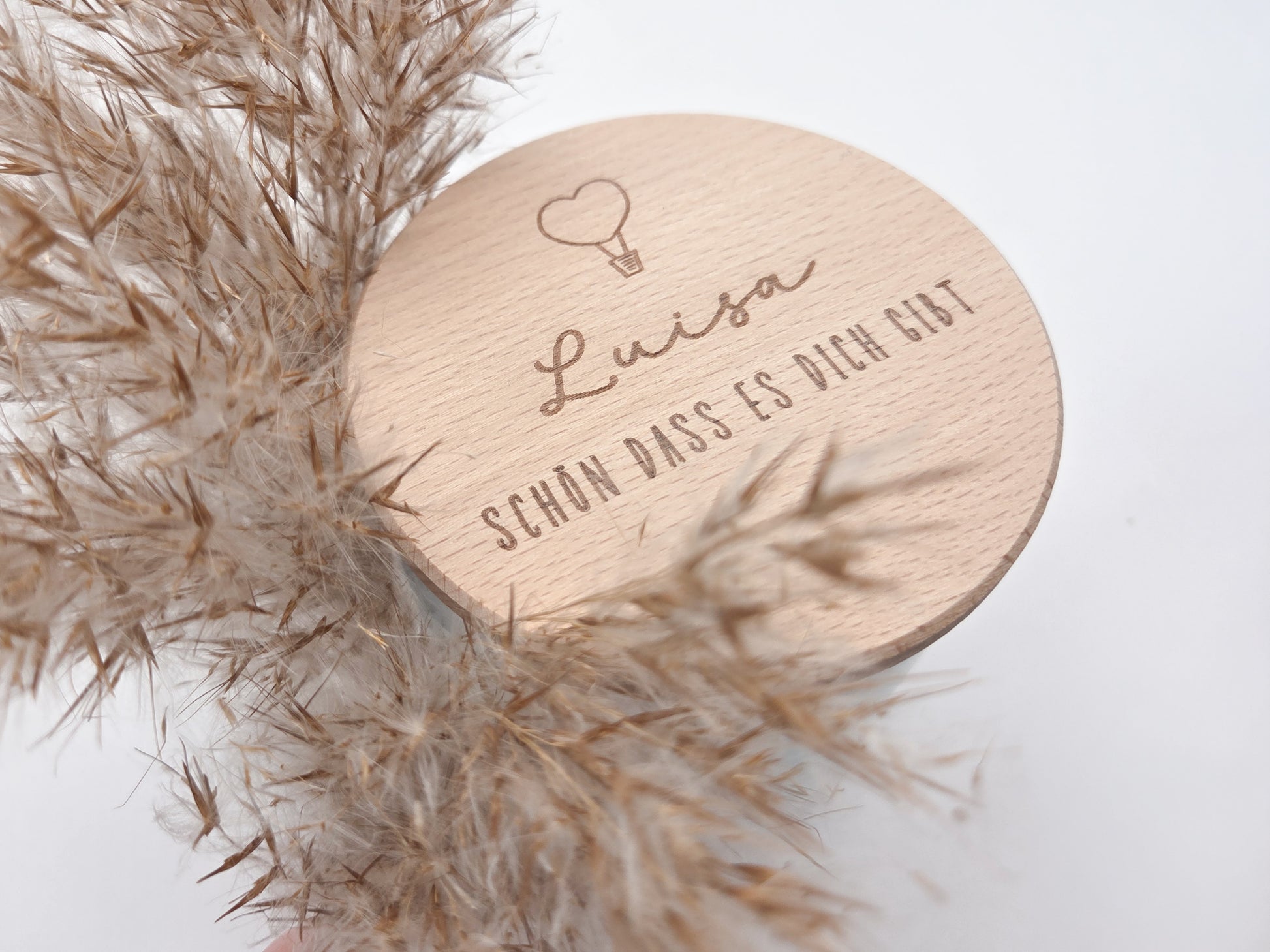 personalisiertes Geschenkglas, Geschenk mit Gravur, Valentinstagsgeschenk personalisiert, Muttertag Geschenk Idee, Vatertag Geschenk personalisiert, Geschenk für Arbeitskollegen, Dankeschön Geschenk, Schokoladengeschenk, Glas mit Holzdeckel, Geschenk mit Namen, nachhaltiges Geschenk, handgemachtes Geschenk, Leo&Lu Geschenkidee, persönliches Mitbringsel