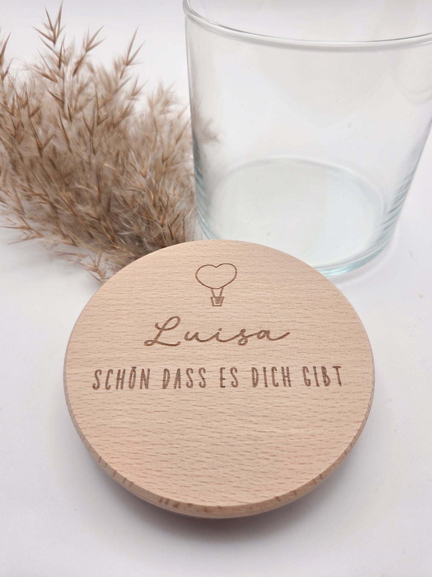personalisiertes Geschenkglas, Geschenk mit Gravur, Valentinstagsgeschenk personalisiert, Muttertag Geschenk Idee, Vatertag Geschenk personalisiert, Geschenk für Arbeitskollegen, Dankeschön Geschenk, Schokoladengeschenk, Glas mit Holzdeckel, Geschenk mit Namen, nachhaltiges Geschenk, handgemachtes Geschenk, Leo&Lu Geschenkidee, persönliches Mitbringsel