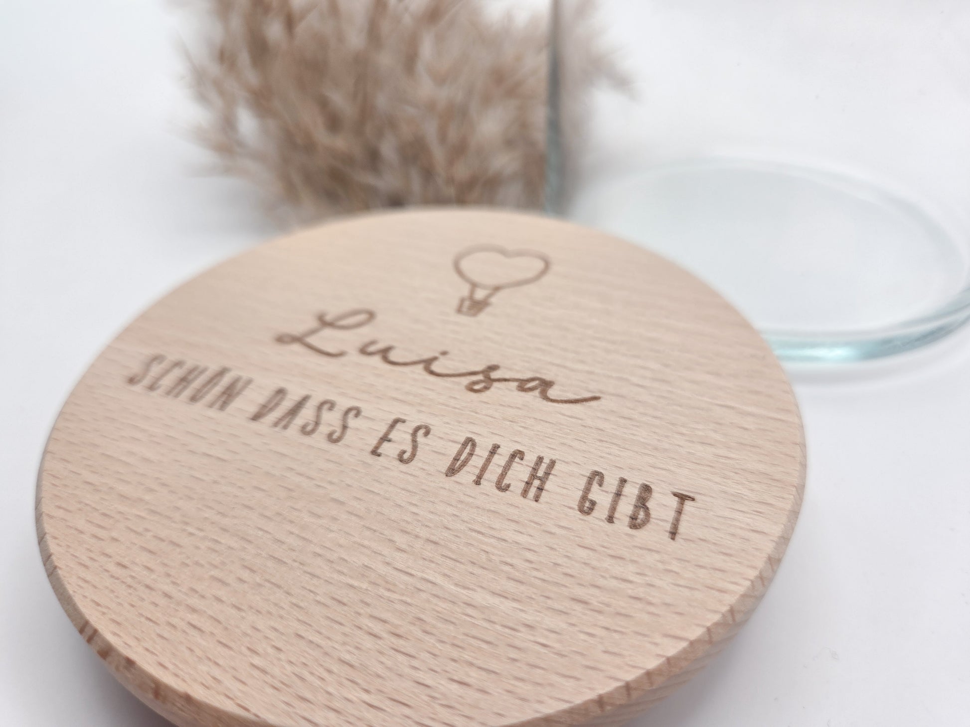 personalisiertes Geschenkglas, Geschenk mit Gravur, Valentinstagsgeschenk personalisiert, Muttertag Geschenk Idee, Vatertag Geschenk personalisiert, Geschenk für Arbeitskollegen, Dankeschön Geschenk, Schokoladengeschenk, Glas mit Holzdeckel, Geschenk mit Namen, nachhaltiges Geschenk, handgemachtes Geschenk, Leo&Lu Geschenkidee, persönliches Mitbringsel