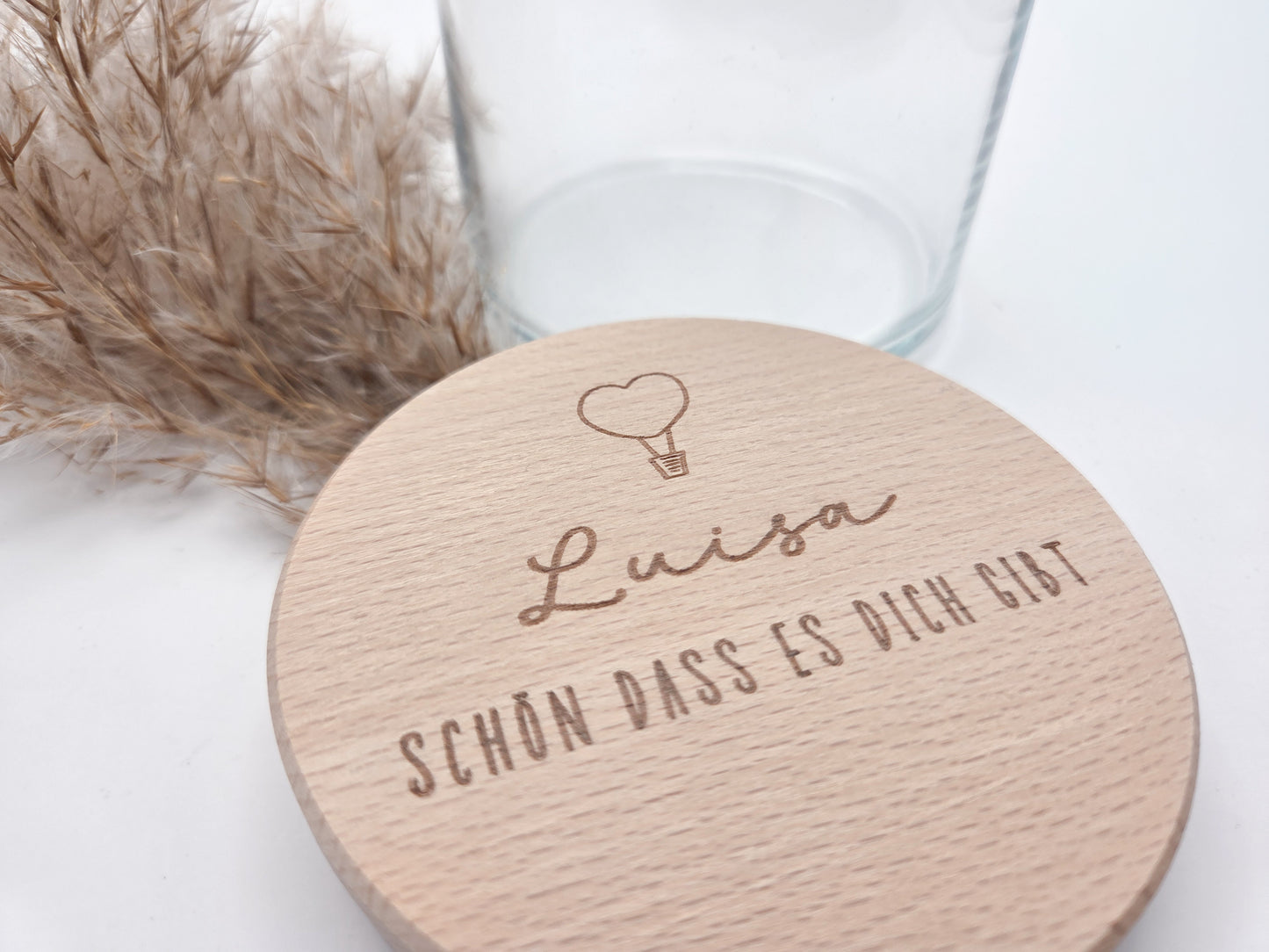 personalisiertes Geschenkglas, Geschenk mit Gravur, Valentinstagsgeschenk personalisiert, Muttertag Geschenk Idee, Vatertag Geschenk personalisiert, Geschenk für Arbeitskollegen, Dankeschön Geschenk, Schokoladengeschenk, Glas mit Holzdeckel, Geschenk mit Namen, nachhaltiges Geschenk, handgemachtes Geschenk, Leo&Lu Geschenkidee, persönliches Mitbringsel