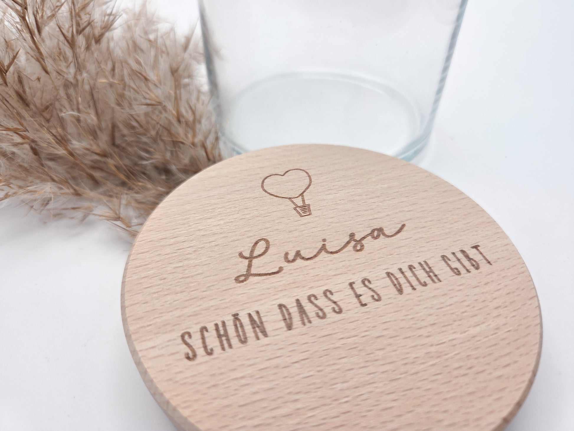 personalisiertes Geschenkglas, Geschenk mit Gravur, Valentinstagsgeschenk personalisiert, Muttertag Geschenk Idee, Vatertag Geschenk personalisiert, Geschenk für Arbeitskollegen, Dankeschön Geschenk, Schokoladengeschenk, Glas mit Holzdeckel, Geschenk mit Namen, nachhaltiges Geschenk, handgemachtes Geschenk, Leo&Lu Geschenkidee, persönliches Mitbringsel