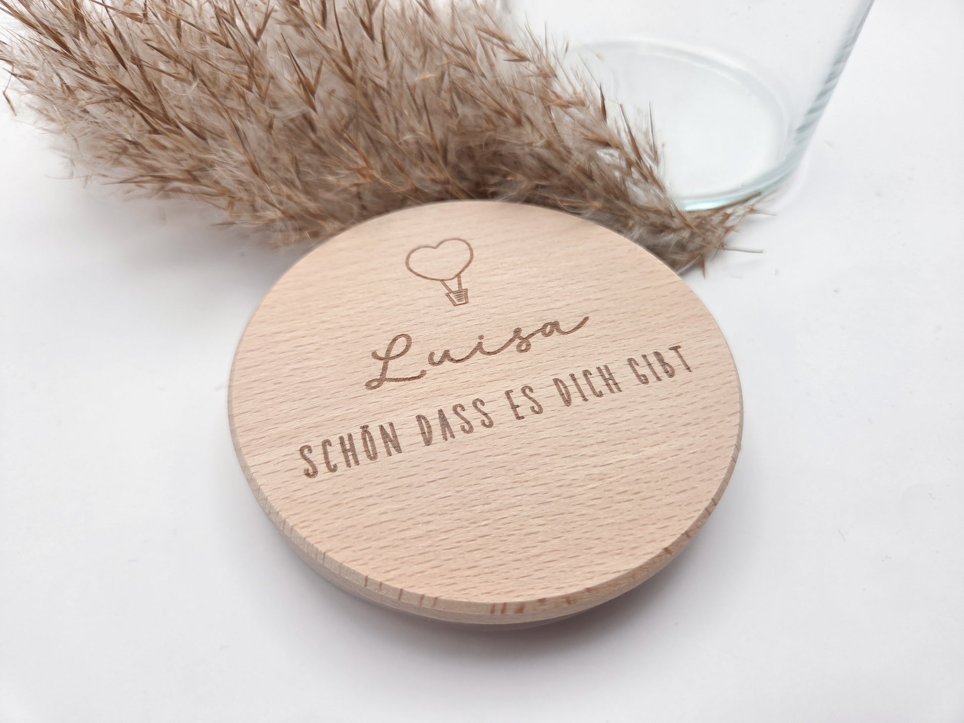 personalisiertes Geschenkglas, Geschenk mit Gravur, Valentinstagsgeschenk personalisiert, Muttertag Geschenk Idee, Vatertag Geschenk personalisiert, Geschenk für Arbeitskollegen, Dankeschön Geschenk, Schokoladengeschenk, Glas mit Holzdeckel, Geschenk mit Namen, nachhaltiges Geschenk, handgemachtes Geschenk, Leo&Lu Geschenkidee, persönliches Mitbringsel