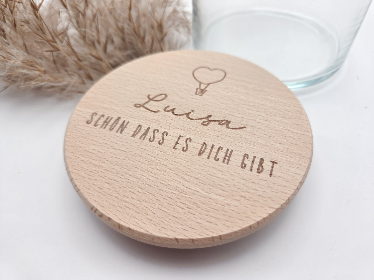 personalisiertes Geschenkglas, Geschenk mit Gravur, Valentinstagsgeschenk personalisiert, Muttertag Geschenk Idee, Vatertag Geschenk personalisiert, Geschenk für Arbeitskollegen, Dankeschön Geschenk, Schokoladengeschenk, Glas mit Holzdeckel, Geschenk mit Namen, nachhaltiges Geschenk, handgemachtes Geschenk, Leo&Lu Geschenkidee, persönliches Mitbringsel