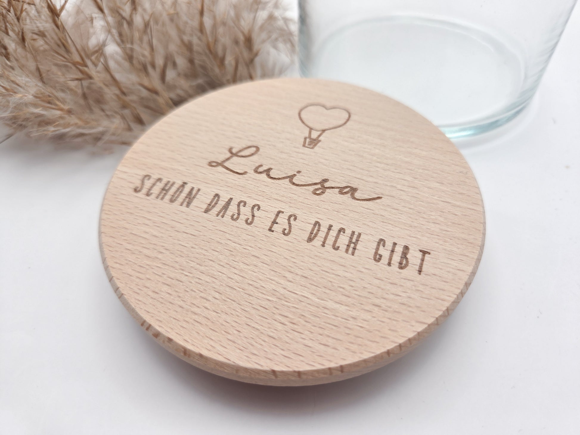 personalisiertes Geschenkglas, Geschenk mit Gravur, Valentinstagsgeschenk personalisiert, Muttertag Geschenk Idee, Vatertag Geschenk personalisiert, Geschenk für Arbeitskollegen, Dankeschön Geschenk, Schokoladengeschenk, Glas mit Holzdeckel, Geschenk mit Namen, nachhaltiges Geschenk, handgemachtes Geschenk, Leo&Lu Geschenkidee, persönliches Mitbringsel