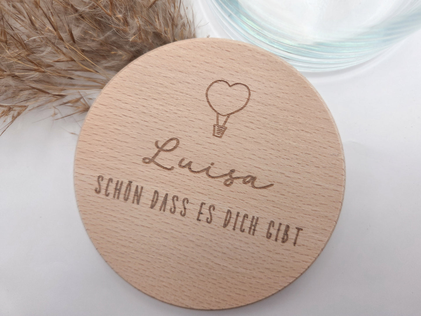 personalisiertes Geschenkglas, Geschenk mit Gravur, Valentinstagsgeschenk personalisiert, Muttertag Geschenk Idee, Vatertag Geschenk personalisiert, Geschenk für Arbeitskollegen, Dankeschön Geschenk, Schokoladengeschenk, Glas mit Holzdeckel, Geschenk mit Namen, nachhaltiges Geschenk, handgemachtes Geschenk, Leo&Lu Geschenkidee, persönliches Mitbringsel