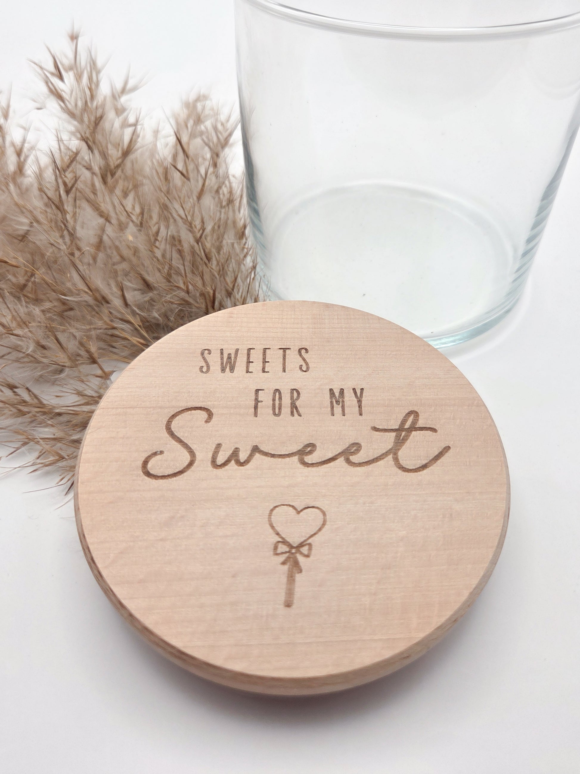 Dekoratives Geschenkglas aus transparentem Glas mit hochwertigem Buchenholzdeckel und liebevoller Lasergravur „Sweets for my Sweet“. Das Glas wird leer geliefert und eignet sich ideal zum individuellen Befüllen mit Süßigkeiten, Pralinen oder kleinen Überraschungen. Zeitloses, minimalistisches Design im Scandi Stil, perfekt als Geschenk zum Valentinstag, Geburtstag, Jahrestag oder für einen Herzensmenschen. Nachhaltig, hochwertig und wiederverwendbar.