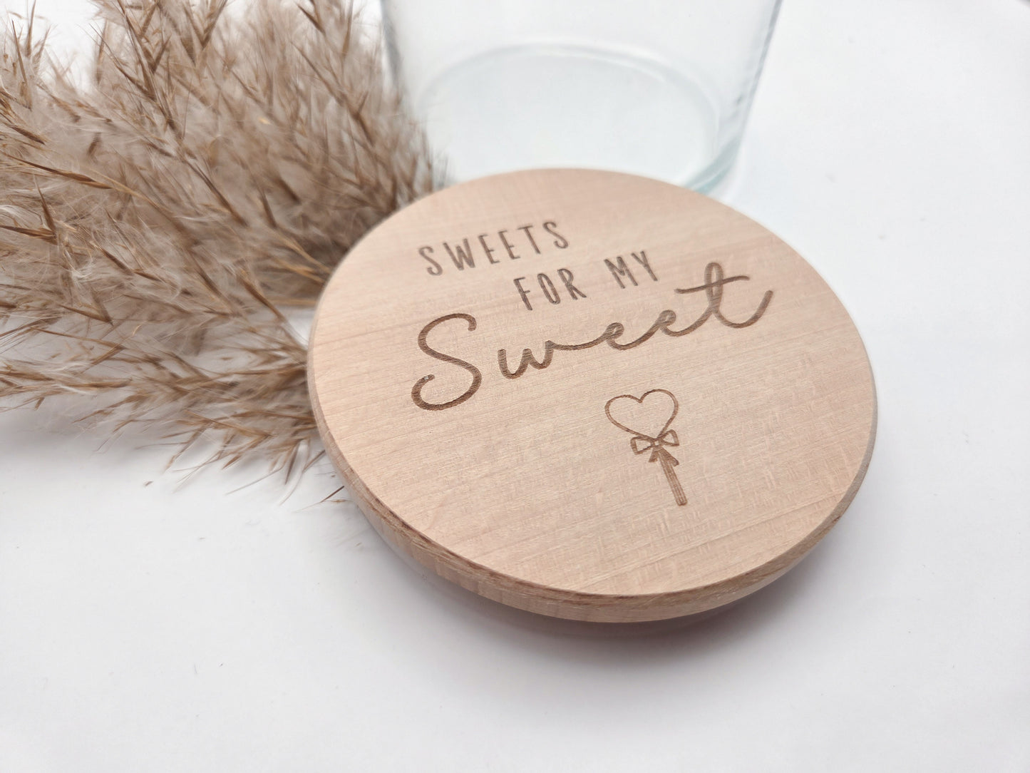 Dekoratives Geschenkglas aus transparentem Glas mit hochwertigem Buchenholzdeckel und liebevoller Lasergravur „Sweets for my Sweet“. Das Glas wird leer geliefert und eignet sich ideal zum individuellen Befüllen mit Süßigkeiten, Pralinen oder kleinen Überraschungen. Zeitloses, minimalistisches Design im Scandi Stil, perfekt als Geschenk zum Valentinstag, Geburtstag, Jahrestag oder für einen Herzensmenschen. Nachhaltig, hochwertig und wiederverwendbar.