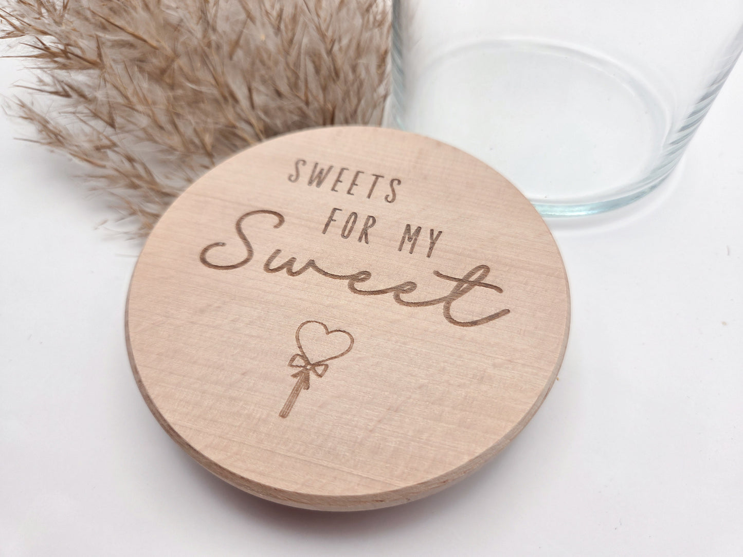 Dekoratives Geschenkglas aus transparentem Glas mit hochwertigem Buchenholzdeckel und liebevoller Lasergravur „Sweets for my Sweet“. Das Glas wird leer geliefert und eignet sich ideal zum individuellen Befüllen mit Süßigkeiten, Pralinen oder kleinen Überraschungen. Zeitloses, minimalistisches Design im Scandi Stil, perfekt als Geschenk zum Valentinstag, Geburtstag, Jahrestag oder für einen Herzensmenschen. Nachhaltig, hochwertig und wiederverwendbar.