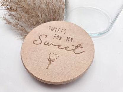 Dekoratives Geschenkglas aus transparentem Glas mit hochwertigem Buchenholzdeckel und liebevoller Lasergravur „Sweets for my Sweet“. Das Glas wird leer geliefert und eignet sich ideal zum individuellen Befüllen mit Süßigkeiten, Pralinen oder kleinen Überraschungen. Zeitloses, minimalistisches Design im Scandi Stil, perfekt als Geschenk zum Valentinstag, Geburtstag, Jahrestag oder für einen Herzensmenschen. Nachhaltig, hochwertig und wiederverwendbar.