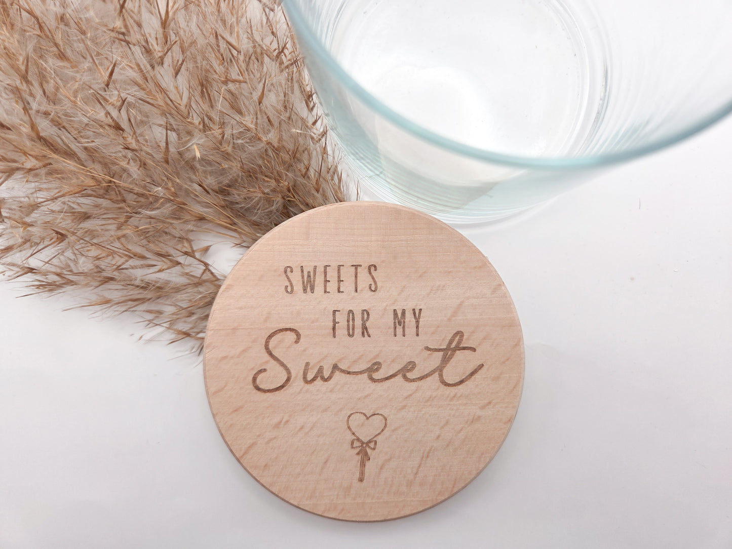 Dekoratives Geschenkglas aus transparentem Glas mit hochwertigem Buchenholzdeckel und liebevoller Lasergravur „Sweets for my Sweet“. Das Glas wird leer geliefert und eignet sich ideal zum individuellen Befüllen mit Süßigkeiten, Pralinen oder kleinen Überraschungen. Zeitloses, minimalistisches Design im Scandi Stil, perfekt als Geschenk zum Valentinstag, Geburtstag, Jahrestag oder für einen Herzensmenschen. Nachhaltig, hochwertig und wiederverwendbar.