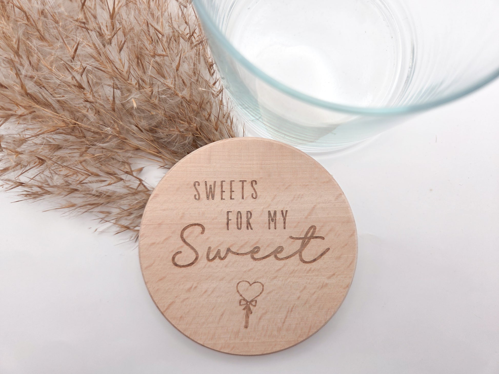 Dekoratives Geschenkglas aus transparentem Glas mit hochwertigem Buchenholzdeckel und liebevoller Lasergravur „Sweets for my Sweet“. Das Glas wird leer geliefert und eignet sich ideal zum individuellen Befüllen mit Süßigkeiten, Pralinen oder kleinen Überraschungen. Zeitloses, minimalistisches Design im Scandi Stil, perfekt als Geschenk zum Valentinstag, Geburtstag, Jahrestag oder für einen Herzensmenschen. Nachhaltig, hochwertig und wiederverwendbar.